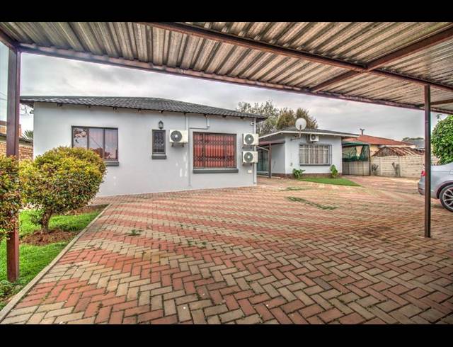 9 BEDROOM FREESTANDING FOR SALE IN KEMPTON PARK EXT 2